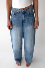 28" LENGTH LIGHT WASH CURVED LEG JEAN