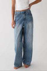 28" LENGTH LIGHT WASH CURVED LEG JEAN