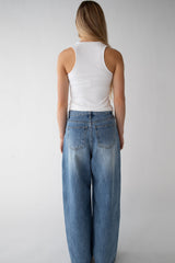28" LENGTH LIGHT WASH CURVED LEG JEAN