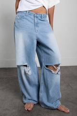 WIDE LEG JEAN WITH DISTRESSED KNEE DETAIL