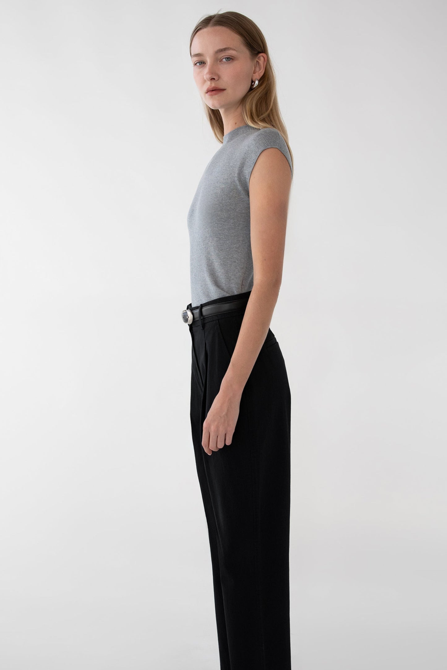 HIGH-RISE TAPERED PANT