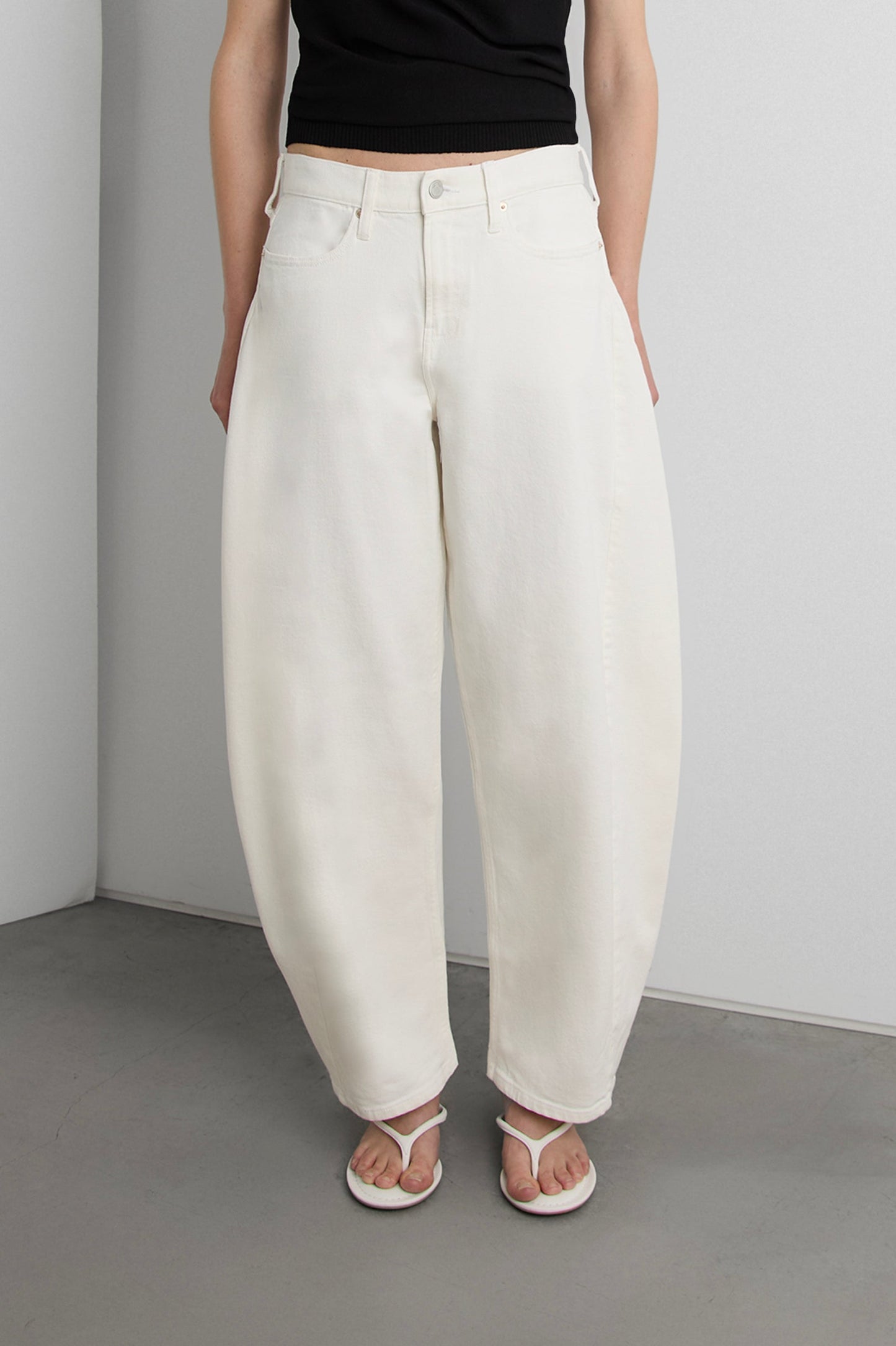 MID-RISE CURVED WAIST BARREL LEG PANT