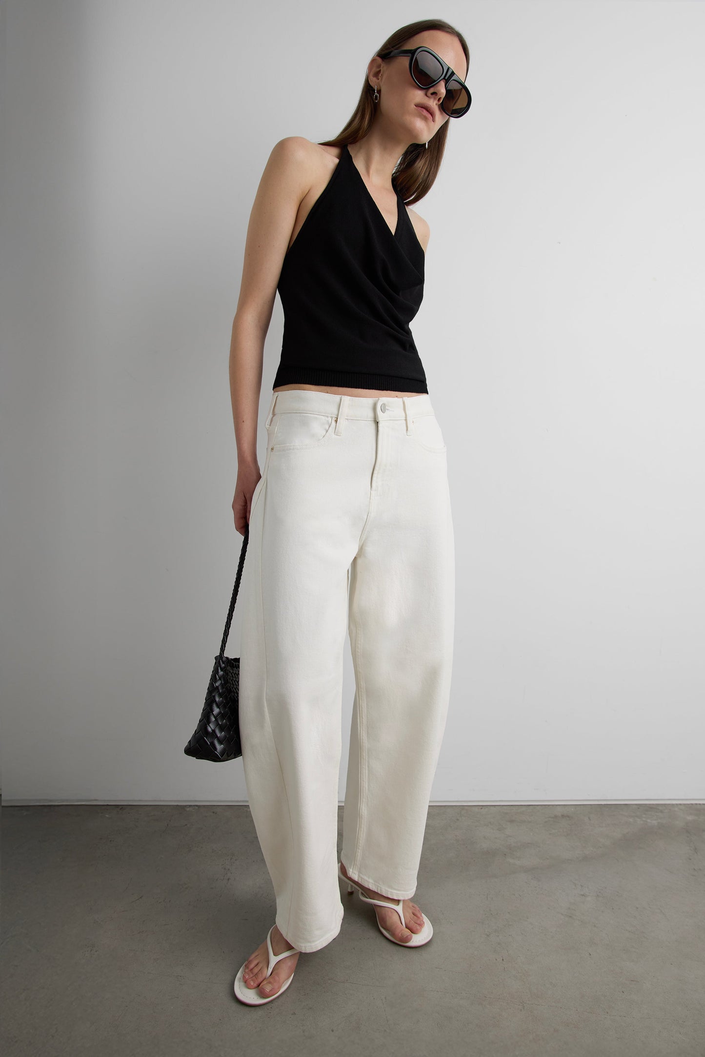 MID-RISE CURVED WAIST BARREL LEG PANT