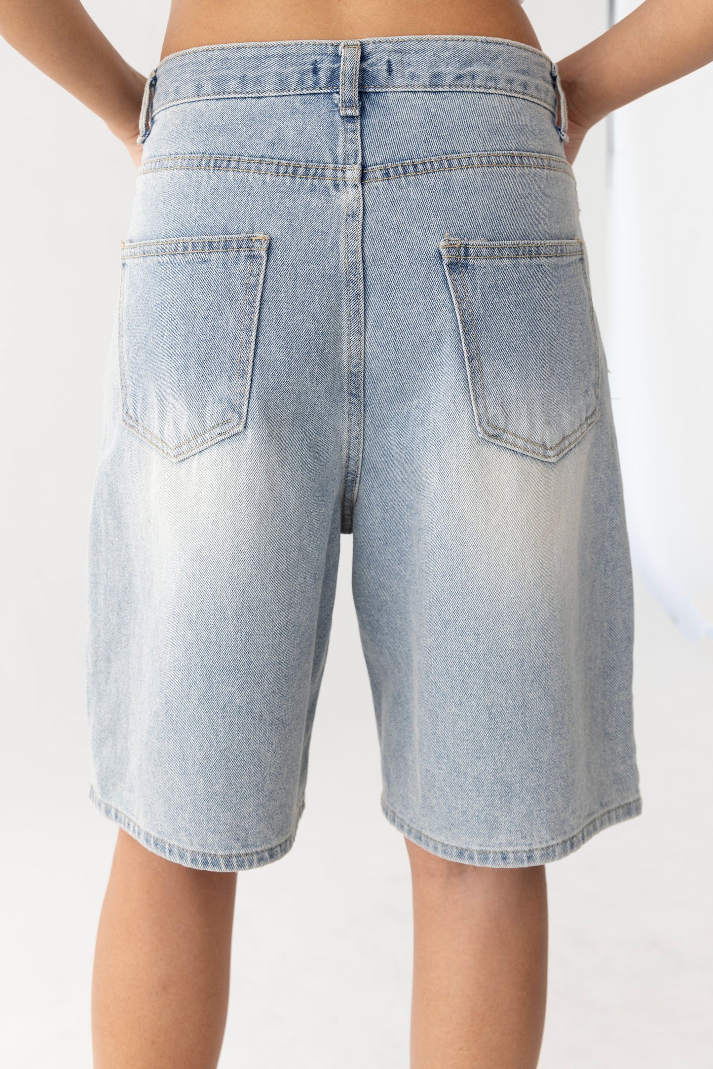 LIGHT WASH MID-RISE DENIM JORT