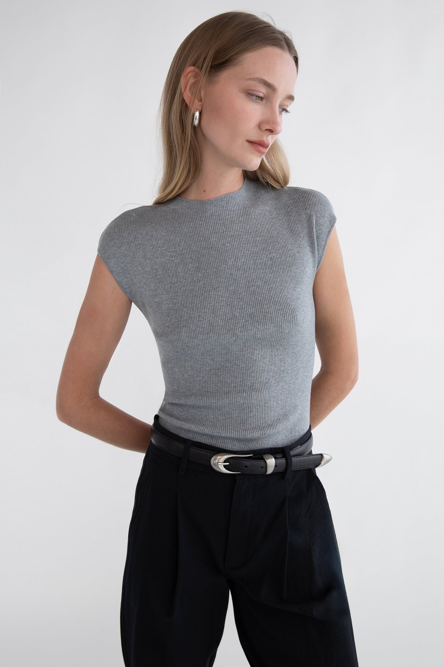 CLASSIC SLEEVELESS KNIT TOP